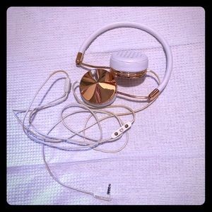 Rose gold “Layla” Frends over-ear headphones
